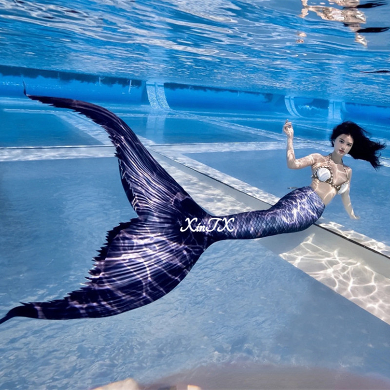 Aquarium & Marine Museum Universiti Malaysia Sabah Kota Kinabalu Sabah Photos - Volwassen zeemeerminstaart zwempak zwemmende zeemeerminoren cosplay